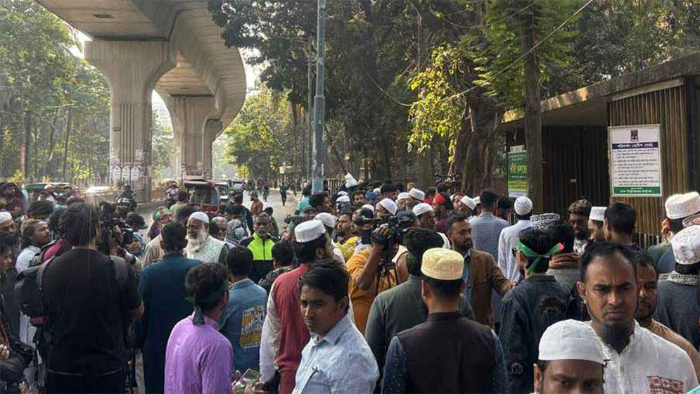 একনজর হাদির কবরস্থান দেখতে জনতার ভিড়