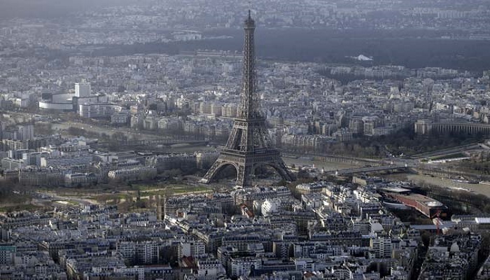 <font style=\'color:#000000\'>3 Al-Jazeera journalists arrested in Paris for flying drone
</font>