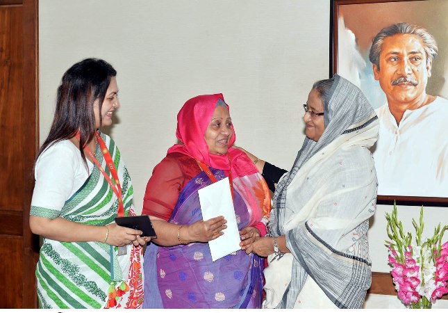 Prime Minister stands by actress Anwara