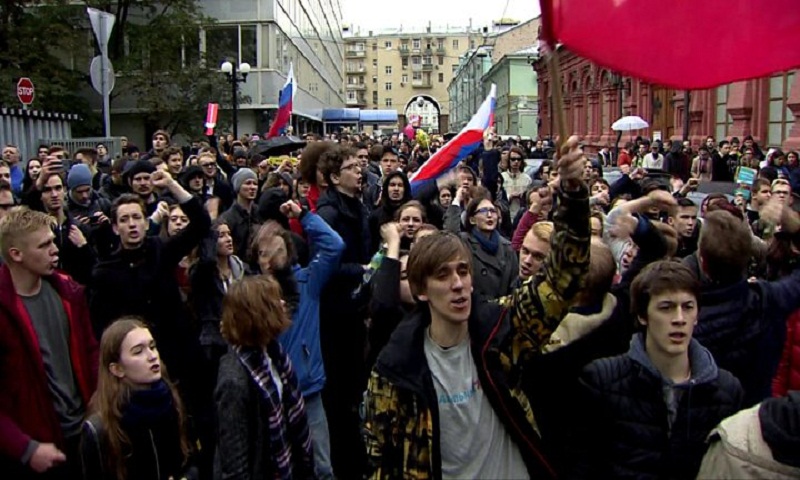 Protests for Navalny across Russia on Putin birthday