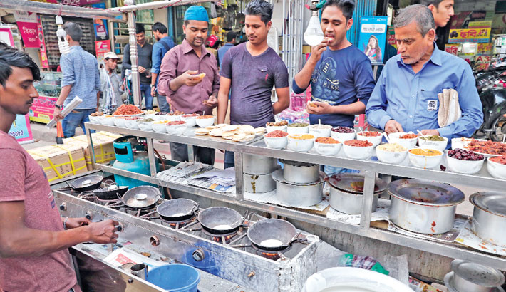 Winter brings delicious pitha to roadside shops

