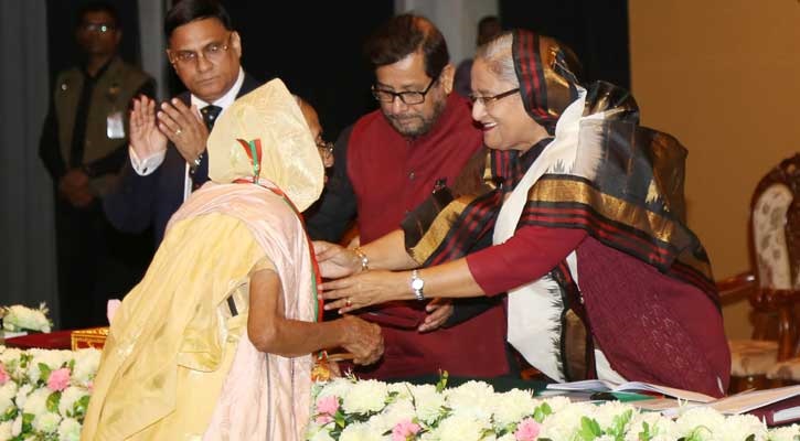 Prime Minister Sheikh Hasina confers Ekushey Padak to the recipients 