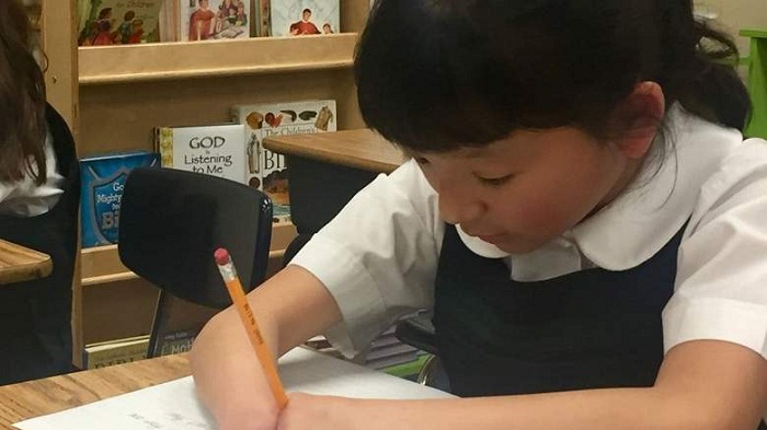 10-year-old born without hands wins handwriting competition