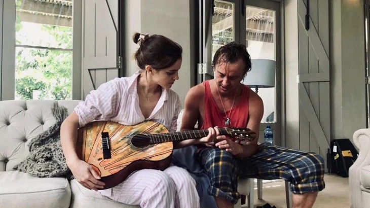 Emma takes guitar lessons from Tom Felton