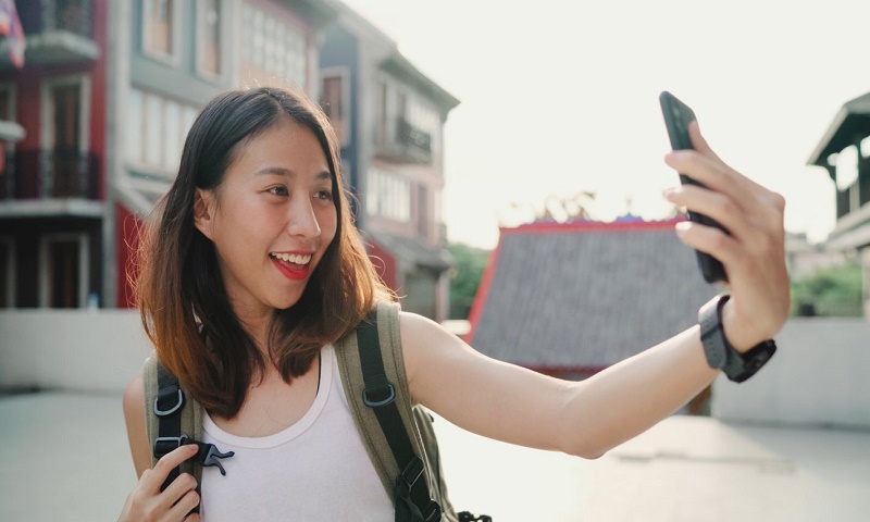 Instagram users tend to snap selfies that centre on left eye