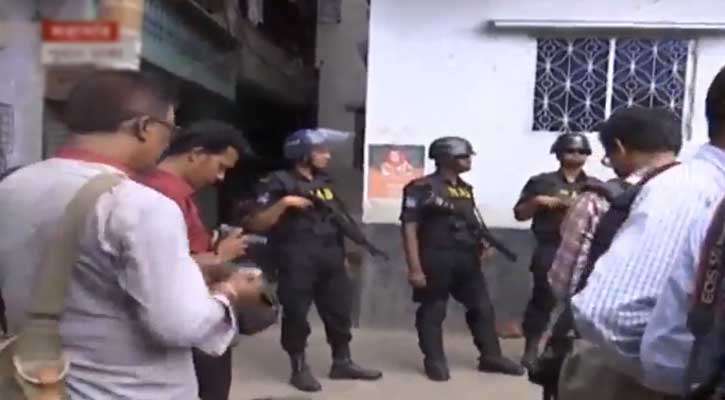 Huge cash, golds recovered from two Awami League leaders flat at Gandaria