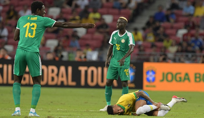 Injured Neymar out for four weeks say PSG