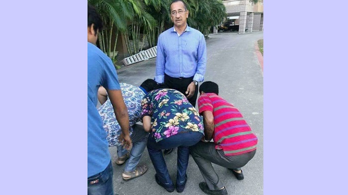 Men in queue to touch Jubo League chief Omar Faruk’s feet, photo goes viral
