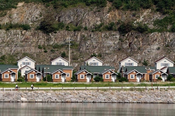 Kim orders South's buildings at resort in North be destroyed

