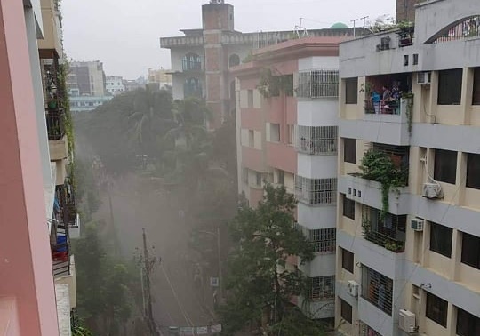 Fire breaks out at residential building in Dhanmondi