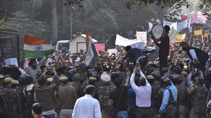 Protesting students stopped by cops during march to parliament