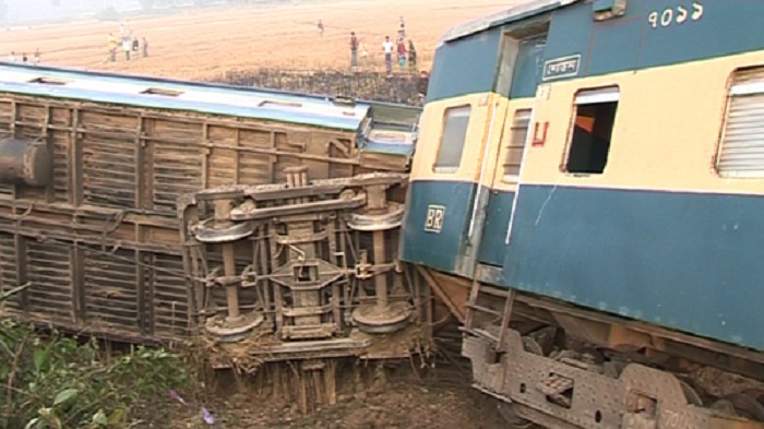 Train derails at Bhairab, Dhaka's rail link with eastern districts snapped