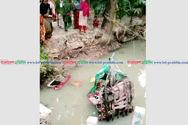 3 dead as bus crushes auto-rickshaw in Pirojpur