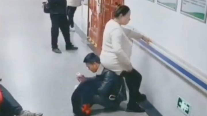 Husband becomes human chair for pregnant wife (Video)