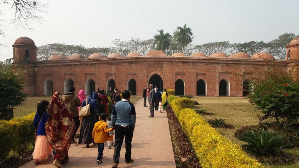 Shat Gombuj Mosque abuzz with tourists