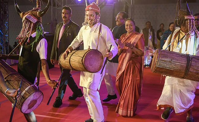 Rahul Gandhi’s traditional tribal dance goes viral (Watch)