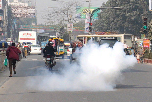 Crude bomb blasts in front of BNP central office