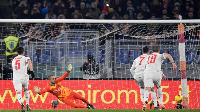 Ronaldo continues scoring streak to put Juve top of Serie

