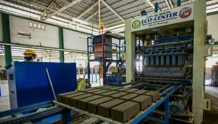 Filipinos turn volcano's ash, plastic trash into bricks