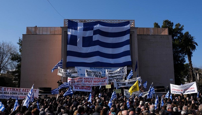 Greek islanders protest overcrowded migrants camps