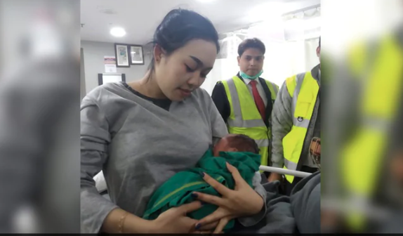 Woman delivers baby mid-air, plane makes emergency landing in Kolkata