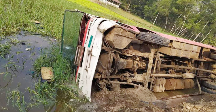 25 students hurt as CU bus falls into ditch in Chattogram