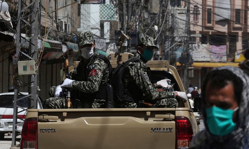 Mosques stay open in Pakistan amid virus outbreak