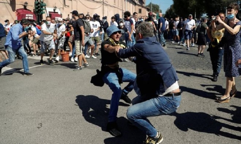 Coronavirus: Far-right Rome protest turns briefly violent