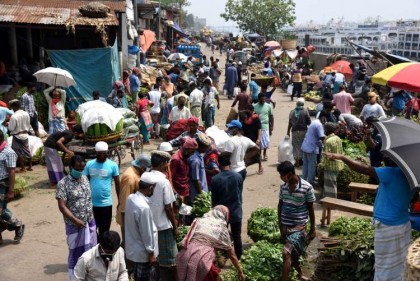 No social distancing in kitchen markets

