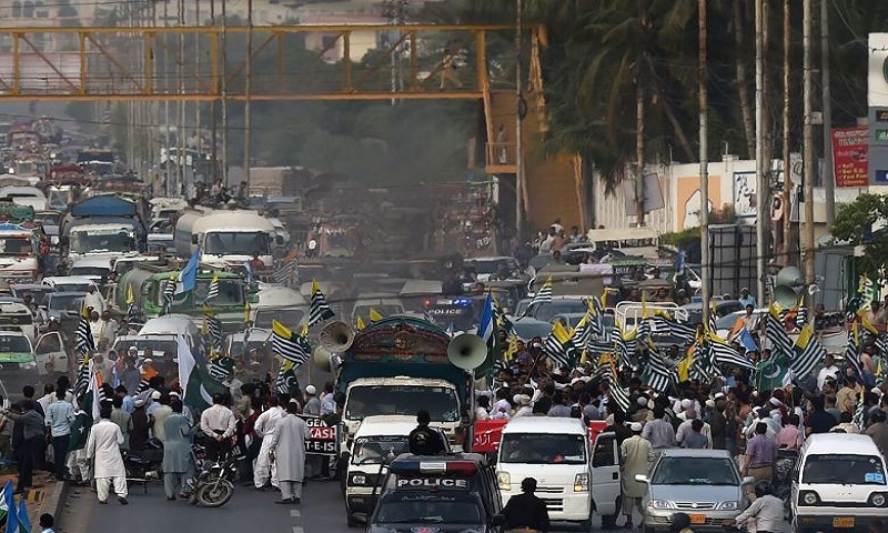 30 injured in grenade attack at rally in Pakistan