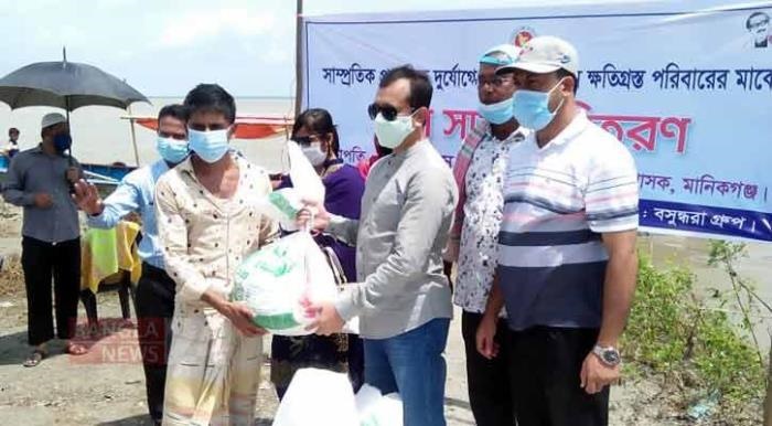 Bashundhara Group distributes food aid in Manikganj
