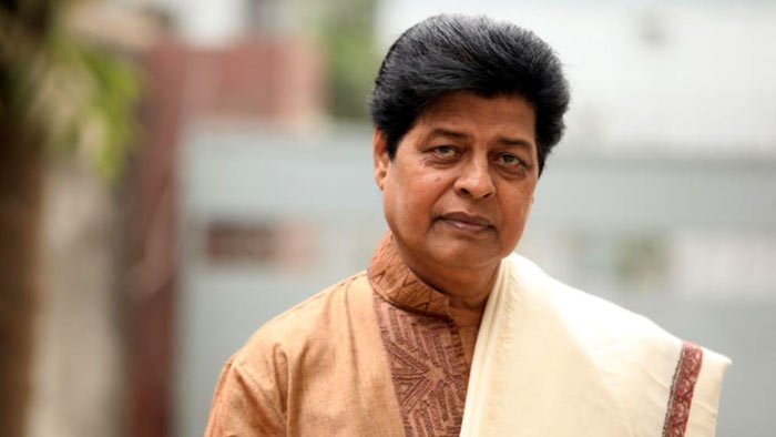 Film Actor Farooque flies to Singapore for treatment