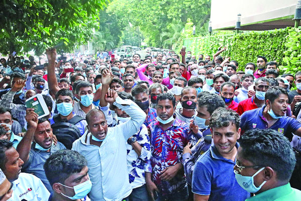 Saudi returnees demonstrate for tickets in Karwan Bazar