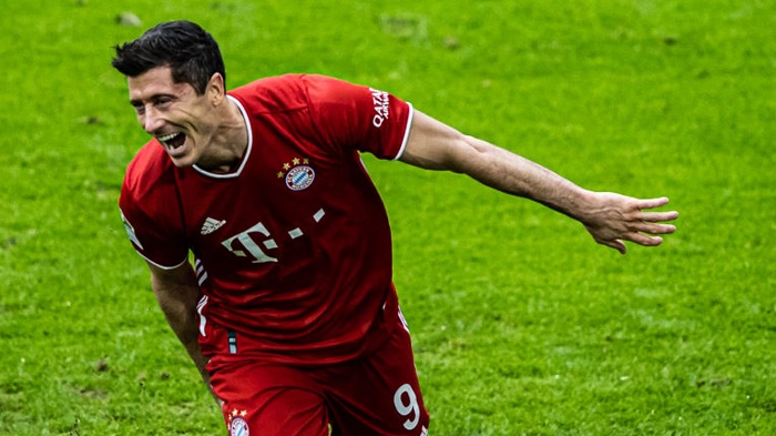 Lewandowski hits hat-trick as Bayern Munich rout Frankfurt