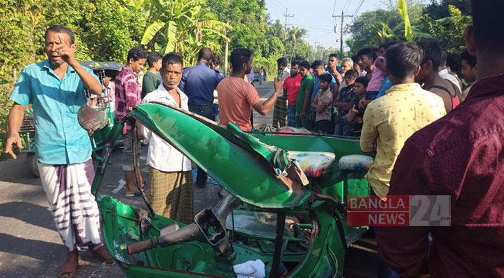 2 killed as bus, auto-rickshaw collide in Feni