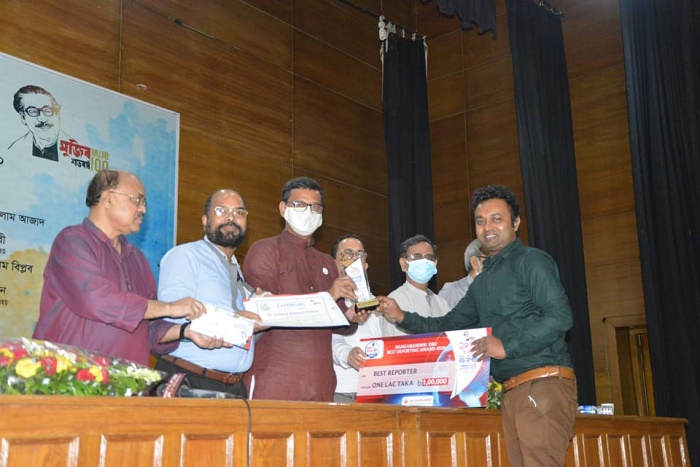 News24 journo Ashikur receives Bangabandhu DRU Best Reporting Award

