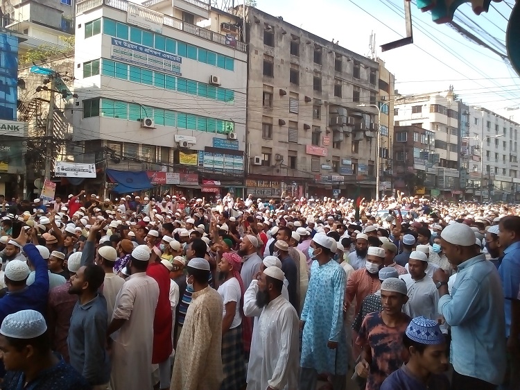 Muslim devotees bring out protest rallies against France in capital 

