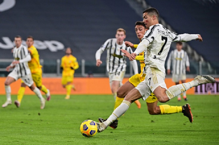 Ronaldo double lifts Juventus over Cagliari