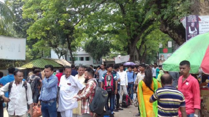 Covid-19 negative certificate: 100 plus Bangladeshis stranded at Benapole