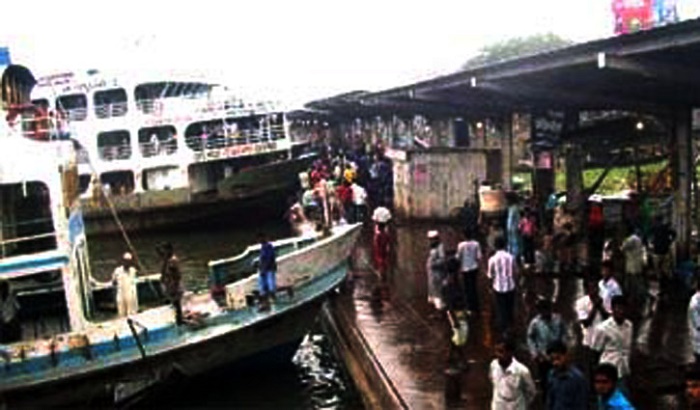 Imam dies after becoming tangled in launch rope in Sadarghat