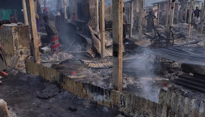 Fire guts over 400 houses in Rohingya camp