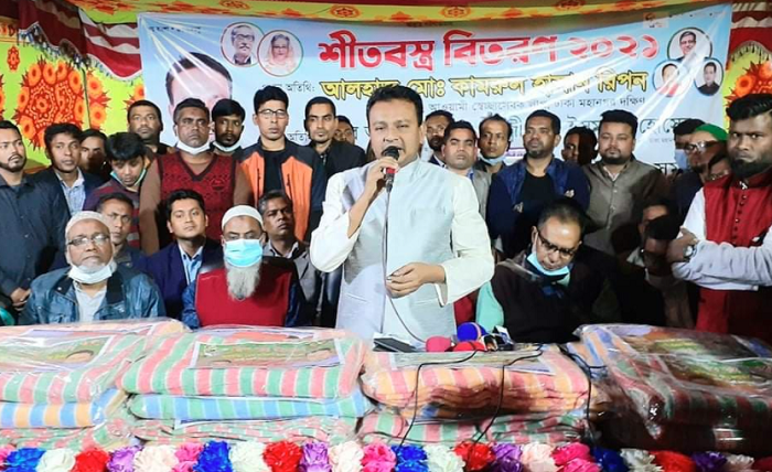 Swechasebak League distributes 700 blankets among cold-hit people in old Dhaka