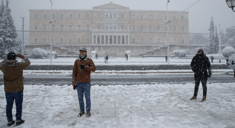 Heavy snowfall blankets Athens; vaccinations postponed