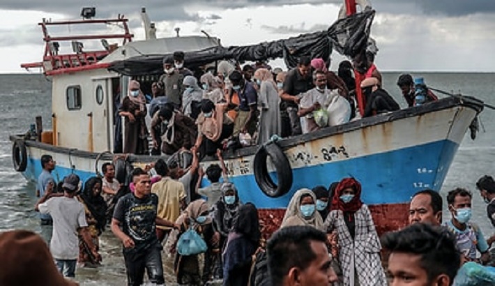 Rohingya crisis: UN urges rescue of refugees adrift at sea