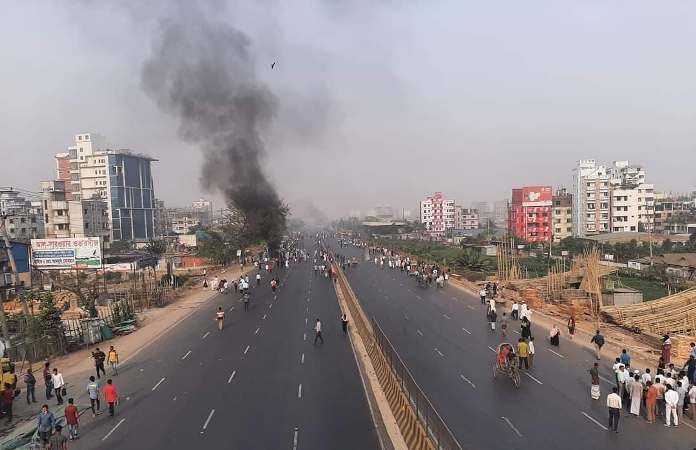 Hartal: Hefazat activists block Dhaka-Chattorgam highway