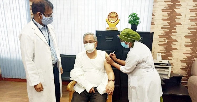 Chief Justice Syed Mahmud Hossain takes second dose of Covid-19 vaccine

