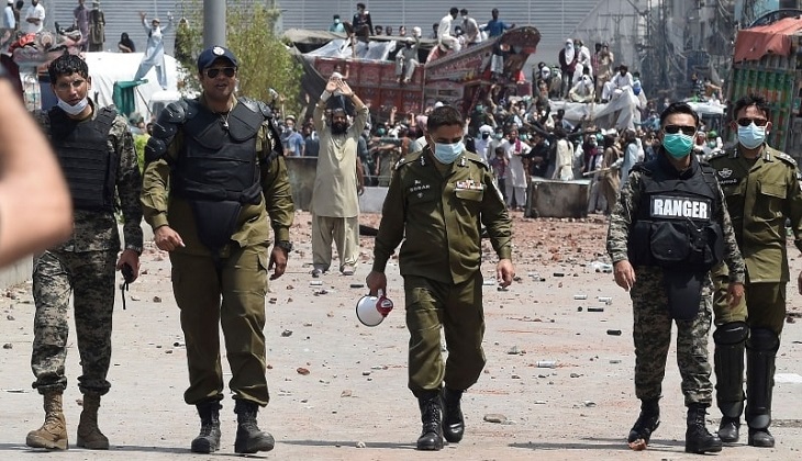 7 Pakistan police, rangers taken hostage by anti-France protesters