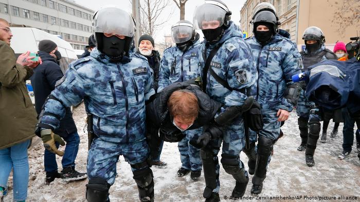 Russian police detain Navalny activists before protests