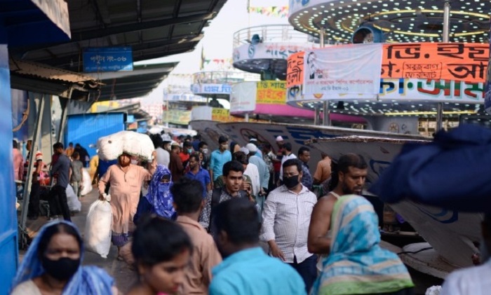 People still defying health guidelines 