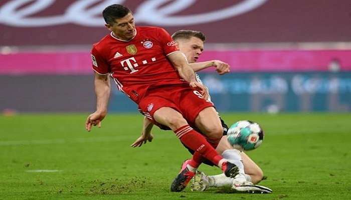 Bayern wait on record-chasing Lewandowski as top-four race hots up